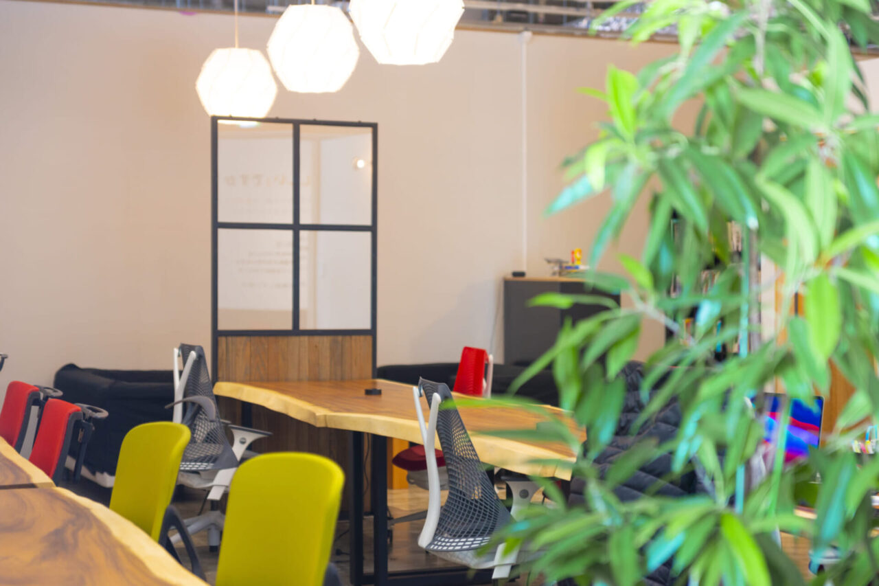 Room8の内観 - 緑豊かで開放的なワークスペース