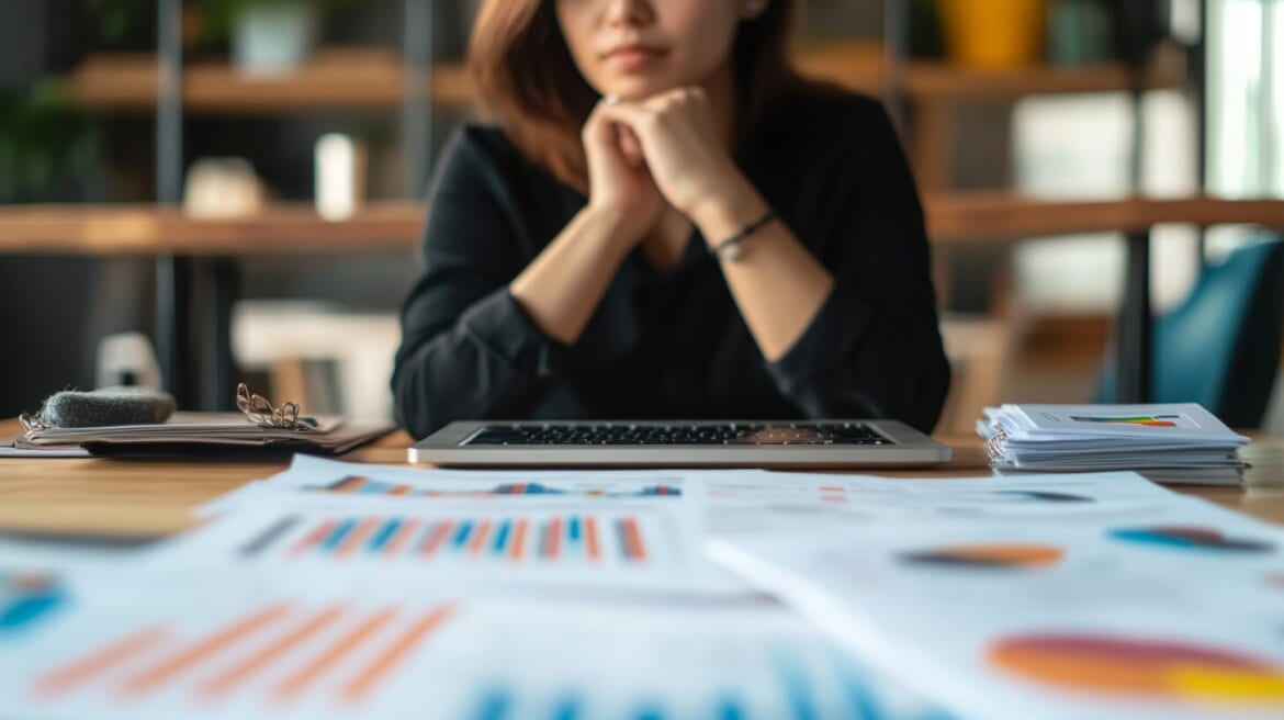 起業のためにクラウドファンディングや融資などの資金調達方法を検討する起業家