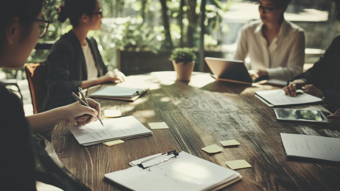 小規模ビジネスチームが 三方良し アクションプランを考える場面 