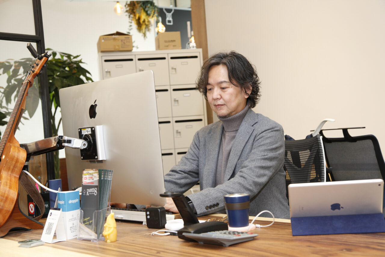 作業中の鶴田代表