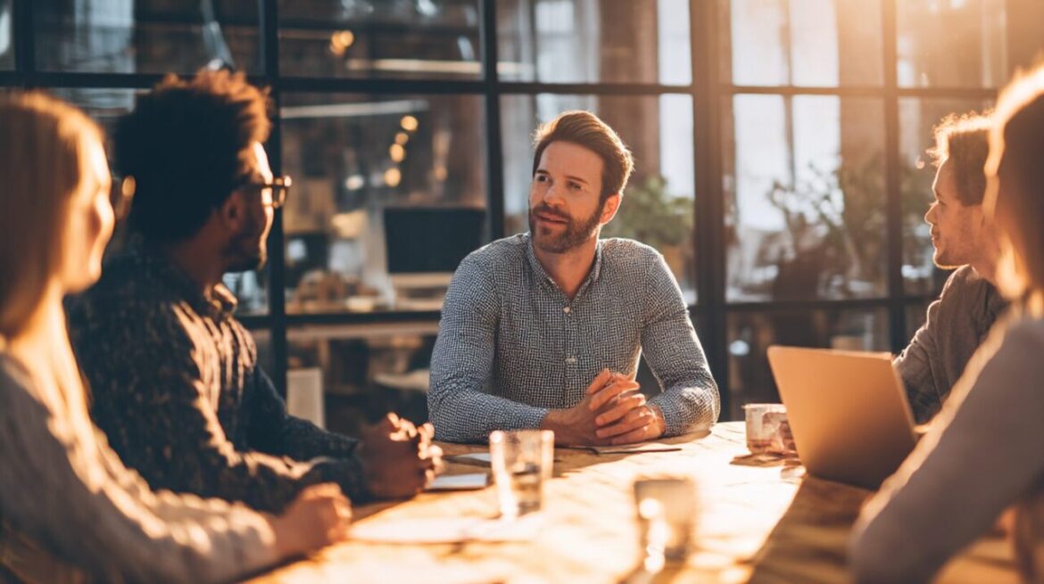 チームの信頼と心理的安全性を築くINTJリーダーのイメージ